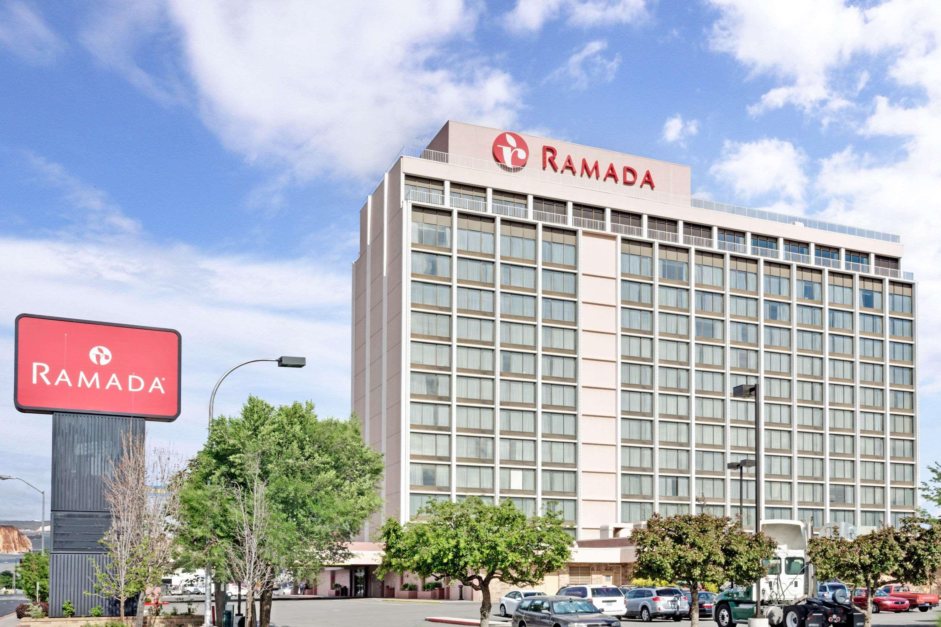 Ramada By Wyndham Reno Hotel & Casino Exterior foto
