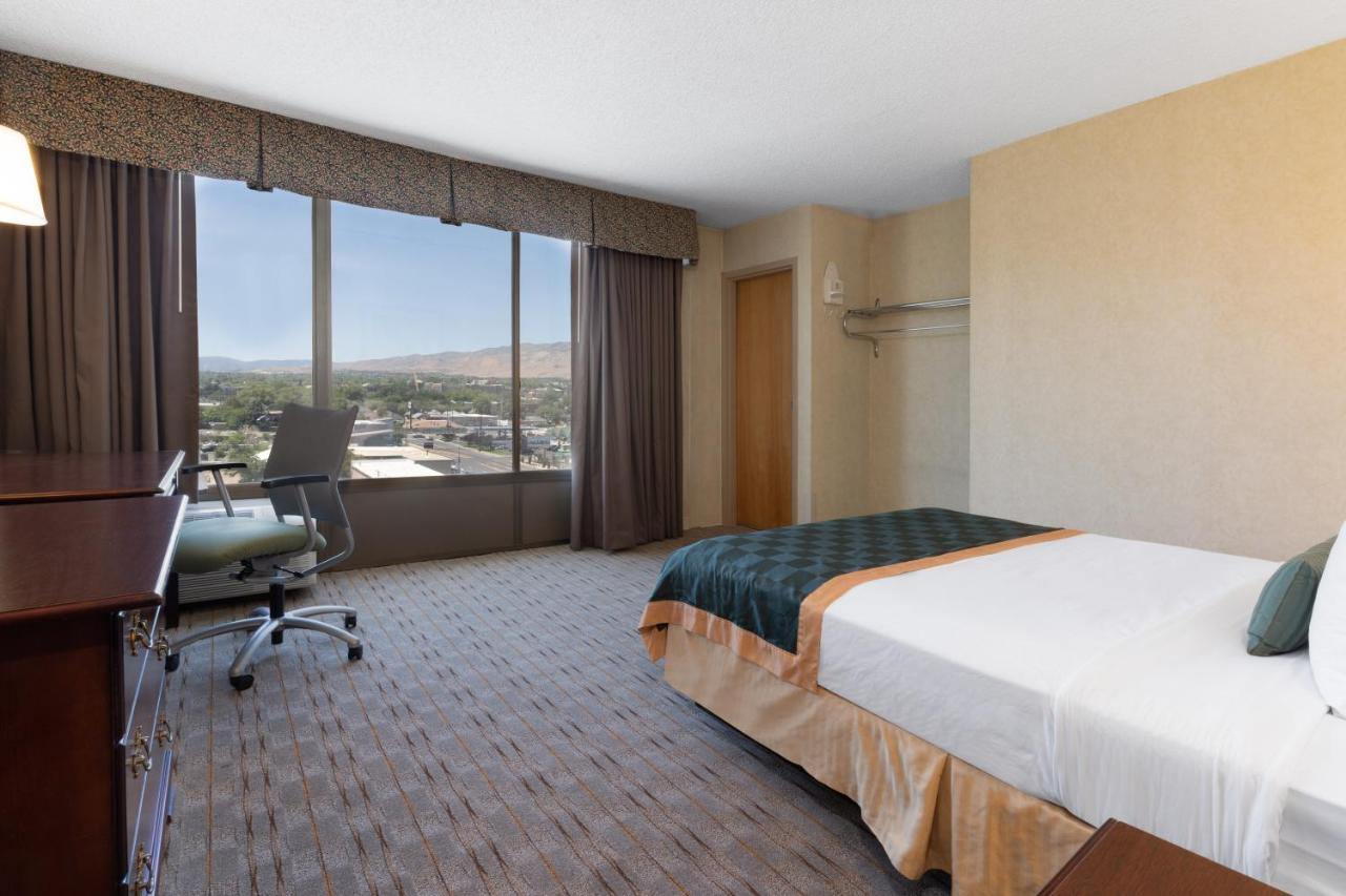 Ramada By Wyndham Reno Hotel & Casino Exterior foto
